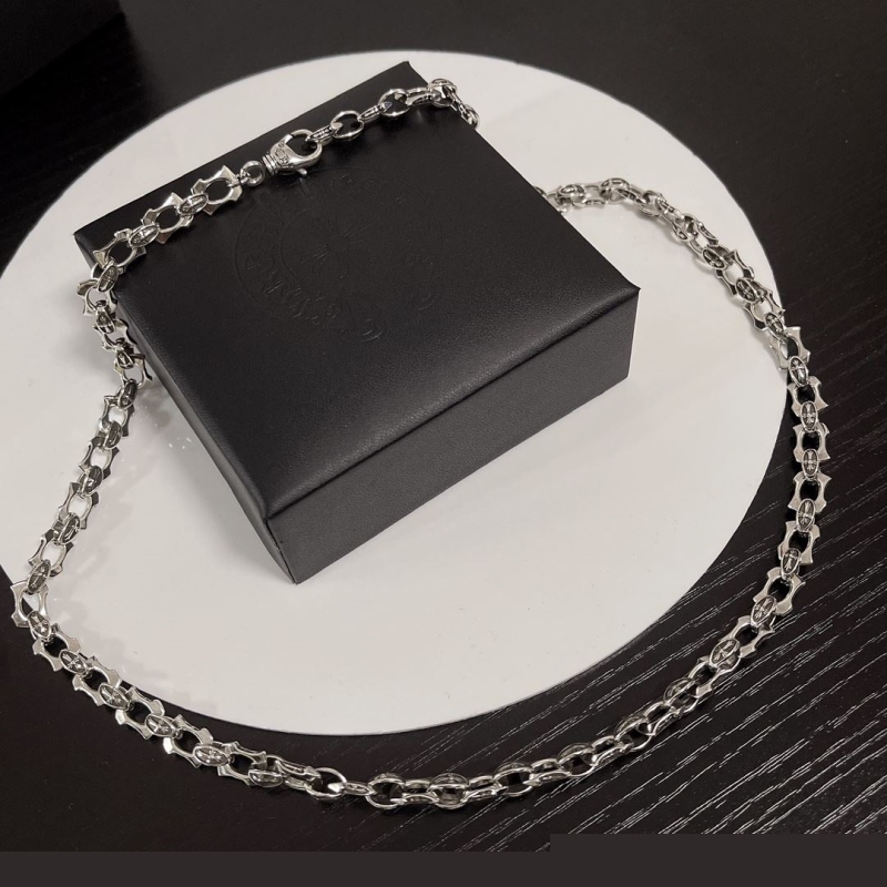 G*u*i necklaces